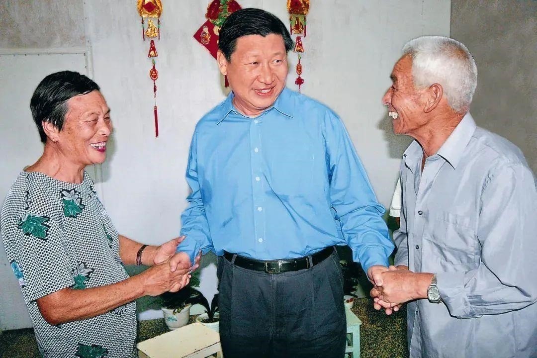 △2006年9月21日，習(xí)近平在浙江省舟山市普陀區(qū)東極鎮(zhèn)看望當(dāng)?shù)貪O民。