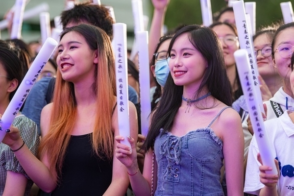 場下觀眾十分熱情。人民網(wǎng)記者 翁奇羽攝