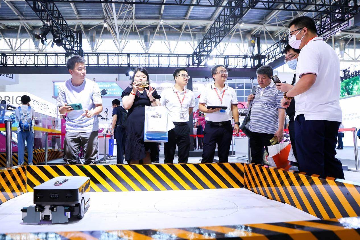 講解員向觀眾介紹智能劃線機(jī)器人。來(lái)源：受訪方供圖
