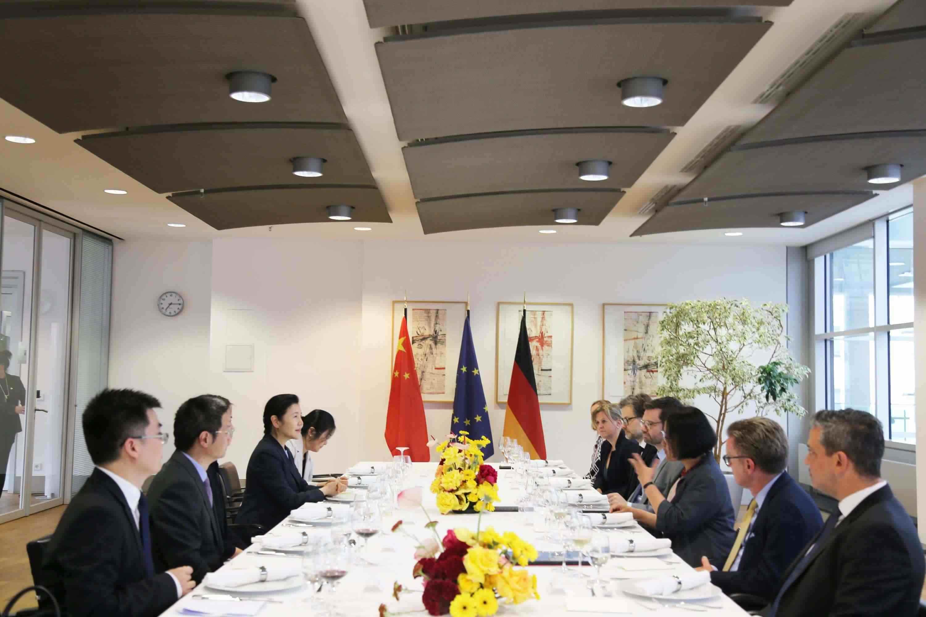 司法部長賀榮與德國聯(lián)邦司法部長布施曼舉行會談。