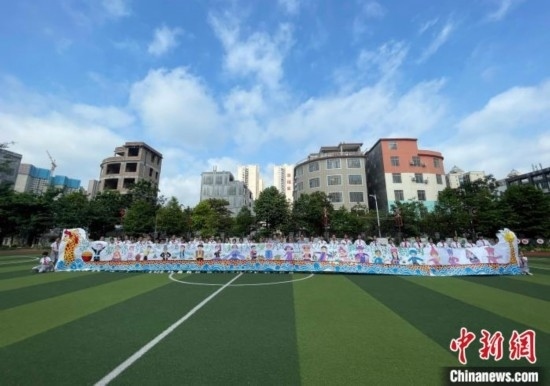 圖為學(xué)生們展示剛完成的長卷。 興業(yè)縣融媒體中心供圖