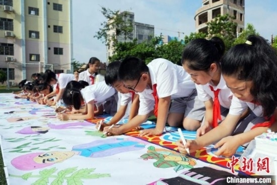 圖為學(xué)生們用手中畫筆在進(jìn)行創(chuàng)作。 興業(yè)縣融媒體中心供圖