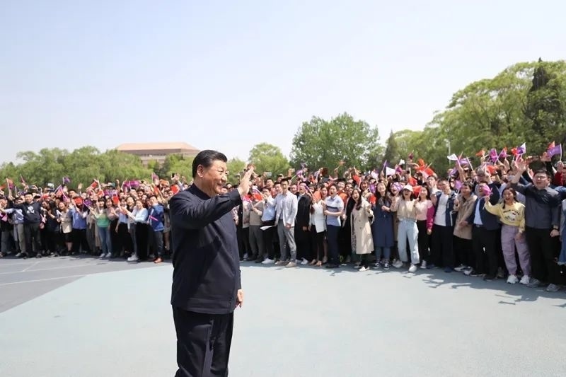 2021年4月19日，在清華大學(xué)建校110周年校慶日即將來臨之際，習(xí)近平來到清華大學(xué)考察。圖為習(xí)近平離開學(xué)校時，同師生們揮手致意。新華社記者 鞠鵬 攝