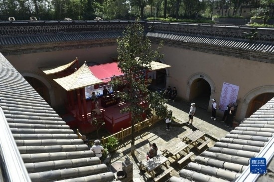 6月23日，游人在三門峽市陜州地坑院景區(qū)內(nèi)游覽。