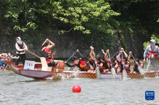 6月23日，在江蘇省宜興市舉行的龍舟競(jìng)渡賽中，參賽選手們奮力拼搏。