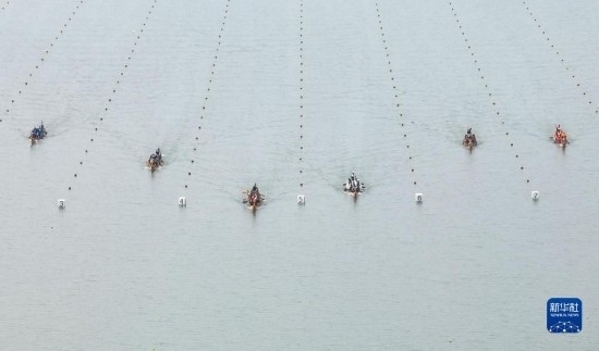 6月23日，在江蘇省泰州市水上運(yùn)動(dòng)訓(xùn)練基地，人們參加龍舟比賽（無(wú)人機(jī)照片）。