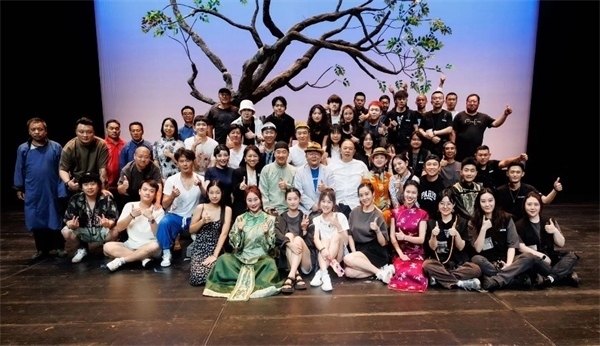 《斷金》百場演職人員合影。龍馬社供圖