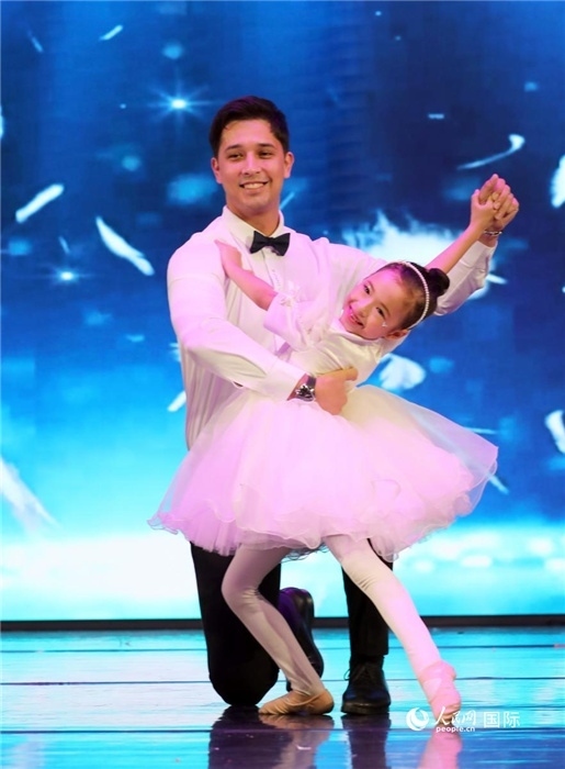 父女共舞“愛的華爾茲”。人民網(wǎng)記者 管克江攝