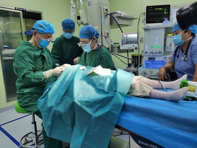 5歲的丹增貴吉正接受雙眼斜視矯正手術(shù)。人民網(wǎng)記者 李棟攝