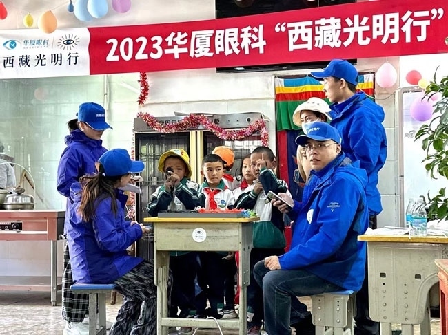 華廈眼科醫(yī)務(wù)人員對(duì)當(dāng)?shù)厣倌陜和M(jìn)行近視、弱視、斜視篩查。人民網(wǎng)記者 李棟攝