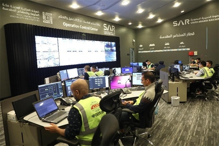 中外工作人員在控制室工作。中國(guó)鐵建供圖