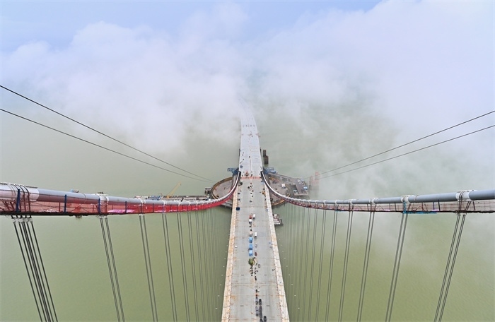 從270米高塔俯瞰深中通道伶仃洋大橋施工現(xiàn)場。（中交集團(tuán)供圖）