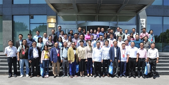 由瀾湄六國有關(guān)部門及主流媒體等組成的采訪團與中方代表在瀾湄水資源合作中心門口合影。（瀾湄水資源合作中心供圖）