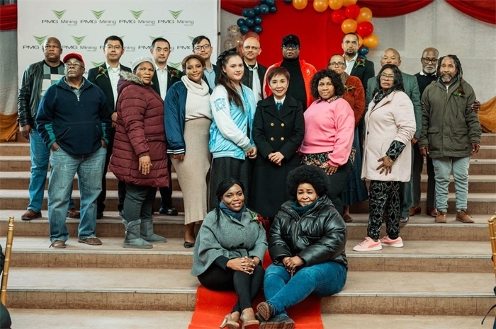 PMG礦業(yè)公司股東和管理團(tuán)隊(duì)和演講嘉賓合影。（圖片來(lái)源：廣西大錳南非PMG礦業(yè)有限公司）