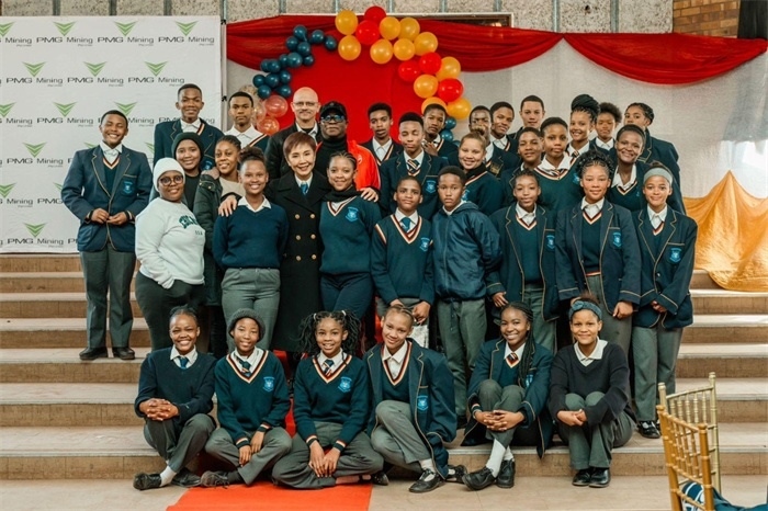 Blinkklip高中的學(xué)生們。（圖片來(lái)源：廣西大錳南非PMG礦業(yè)有限公司）