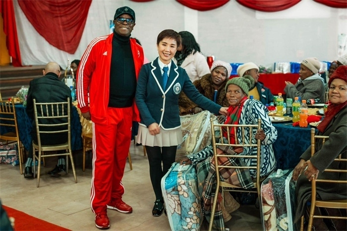 Micheal Mohala中將、黃琳與社區(qū)老人合影。（圖片來(lái)源：廣西大錳南非PMG礦業(yè)有限公司）