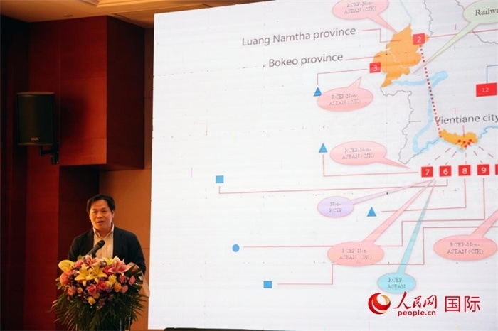 老撾計劃與投資部發(fā)展研究院院長史提羅斯·拉斯福尼在活動現場發(fā)言。人民網記者楊一攝