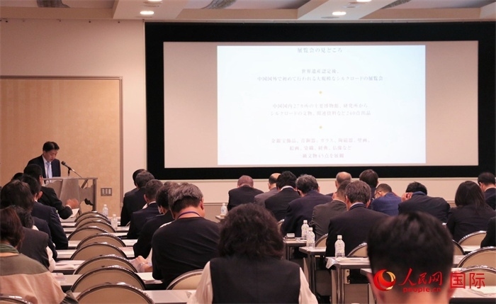 富士美術(shù)館文藝部長(zhǎng)平野賢一介紹展覽內(nèi)容。（人民網(wǎng) 許可攝）