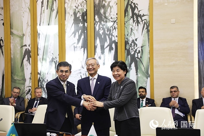 上合組織秘書處、哈駐華使館、上合組織睦鄰友好合作委員會簽署《聯(lián)合行動計劃》。人民網(wǎng) 俄布拉依攝