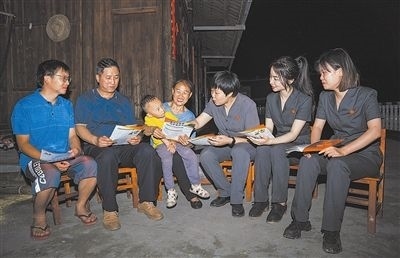 “法治屋場(chǎng)會(huì)”上，法院黨員志愿服務(wù)隊(duì)在給種植戶普及法律知識(shí)。