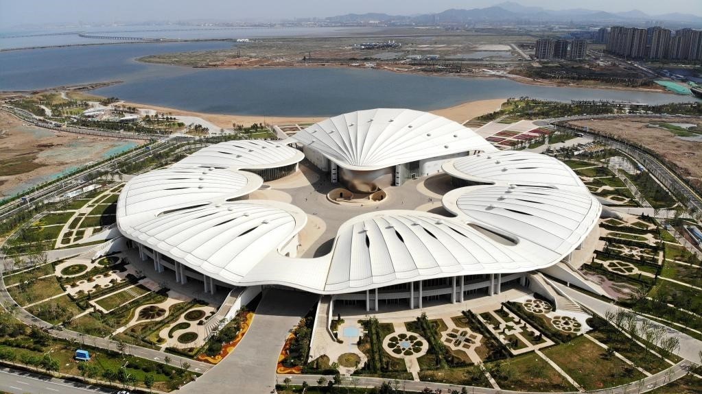 位于中國－上海合作組織地方經(jīng)貿(mào)合作示范區(qū)的青島·上合之珠國際博覽中心。新華社記者 李紫恒 攝