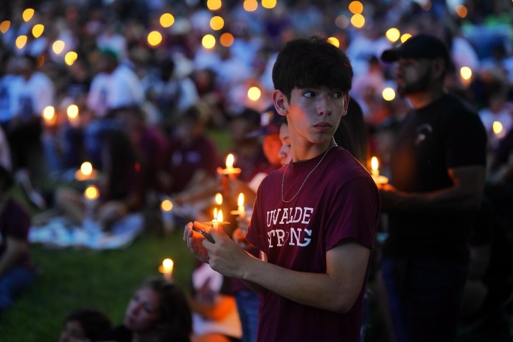 5月24日，在美國(guó)得克薩斯州小城尤瓦爾迪，人們參加守夜儀式悼念校園槍擊遇害者。當(dāng)日是美國(guó)尤瓦爾迪大規(guī)模校園槍擊事件一周年。新華社記者吳曉凌攝
