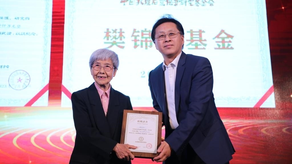 國(guó)家文物局黨組成員、副局長(zhǎng)解冰（右）為樊錦詩(shī)（左）頒發(fā)捐贈(zèng)證書。新華社記者張睿 攝