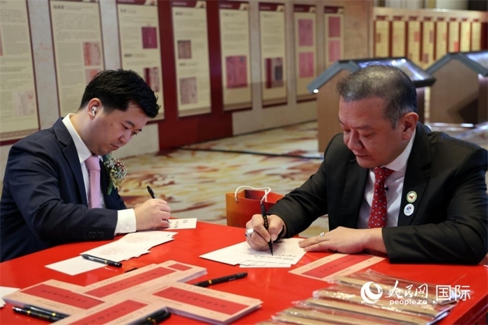 觀眾在展覽現(xiàn)場(chǎng)設(shè)置的體驗(yàn)區(qū)手寫“批信”。人民網(wǎng)記者楊一攝