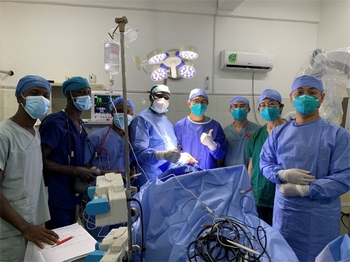 腦膿腫手術(shù)成功，全體參與手術(shù)的醫(yī)務(wù)工作者合影留念。中國(guó)第二十九批援幾內(nèi)亞醫(yī)療隊(duì)供圖