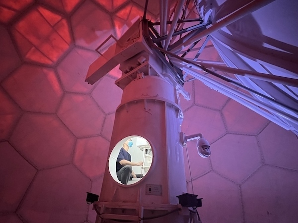 寧德國家天氣雷達(dá)站工作人員正在清洗雷達(dá)滑環(huán)。人民網(wǎng)高清揚攝