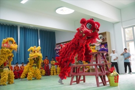 開課儀式現(xiàn)場，疏附縣第一中學(xué)舞獅隊的醒獅表演。