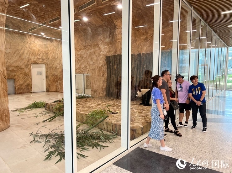 當(dāng)?shù)赜慰团c“四海”合影。人民網(wǎng)記者 張志文攝