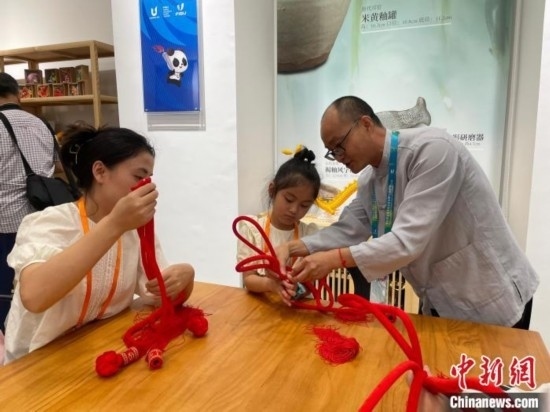 市民體驗制作吉祥如意結(jié)。祝歡 攝