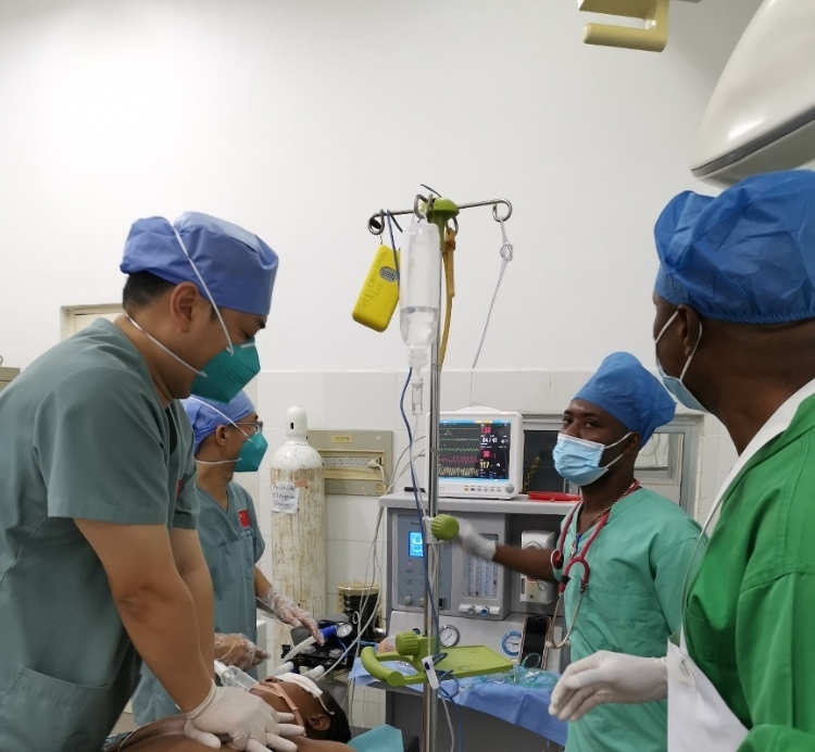 麻醉科李學(xué)斌醫(yī)生和手術(shù)室護(hù)士趙鈺進(jìn)行復(fù)蘇搶救。中國第二十九批援幾內(nèi)亞醫(yī)療隊(duì)供圖