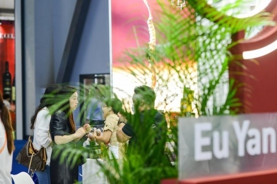 RCEP成員國企業(yè)亮相第三屆消博會(huì)。2023年4月12日，參觀者在新加坡企業(yè)余仁生的展臺(tái)了解產(chǎn)品。新華社記者王澤聰攝