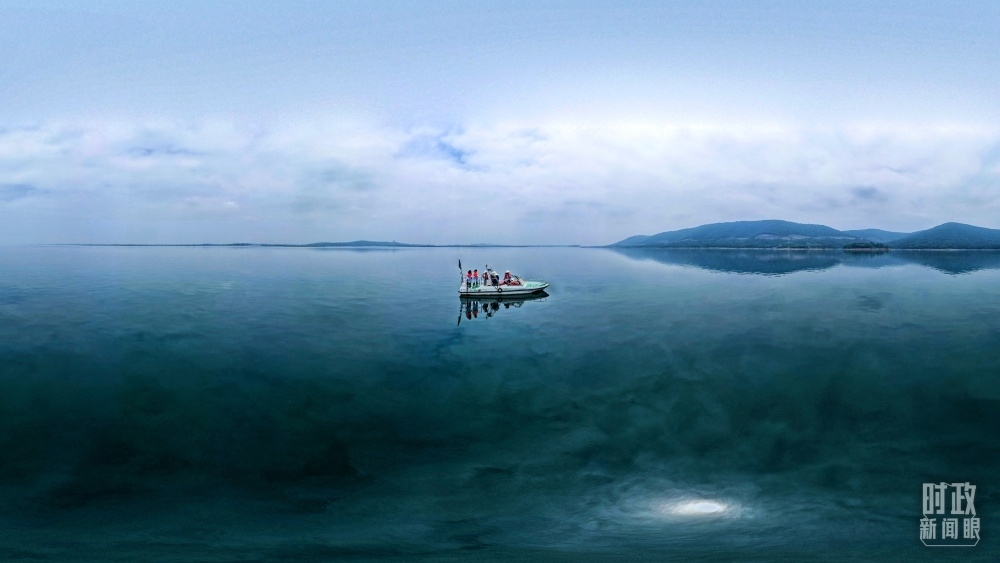 丹江口水庫，工作人員正在采集水樣。（總臺(tái)國廣記者李晉拍攝）