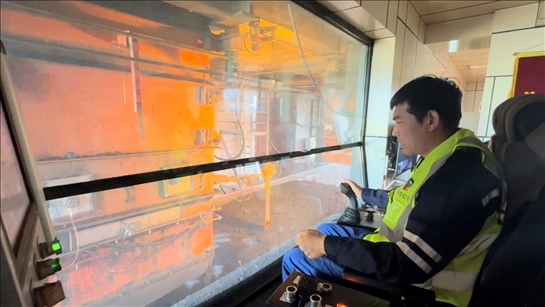 國家電投內(nèi)蒙古公司南露天煤礦裝車站司機石繼立的操縱下，一次性60噸的煤炭穩(wěn)穩(wěn)裝入車廂。人民網(wǎng) 金洪花攝