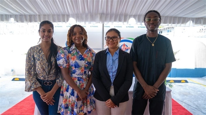 四名獲得中海油獎(jiǎng)學(xué)金的學(xué)生合影。中海油圭亞那有限公司供圖