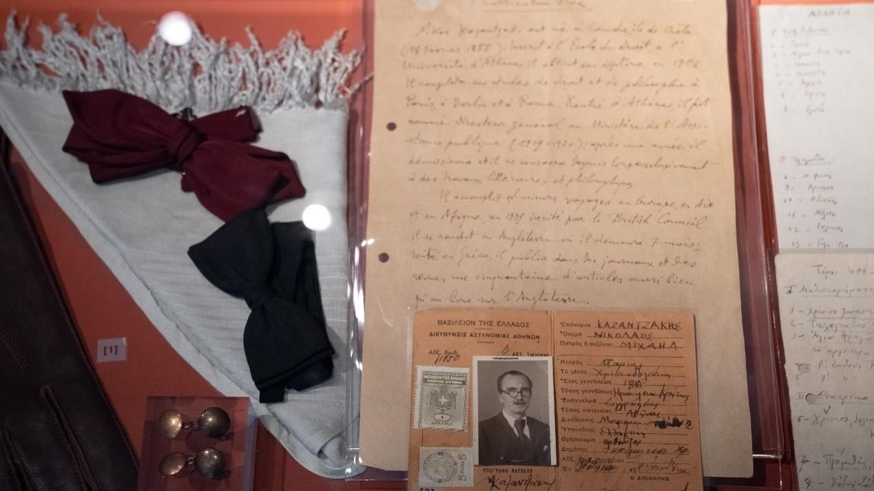 卡贊扎基斯的法語簡歷。人民網(wǎng)記者 葛泰佚攝