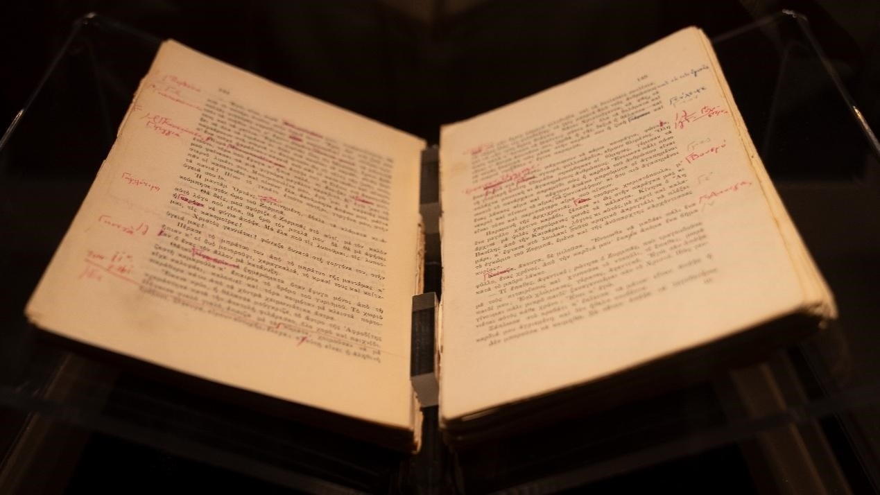 《希臘人左巴》初印后，卡贊扎基斯的修改批注。人民網(wǎng)記者 葛泰佚攝