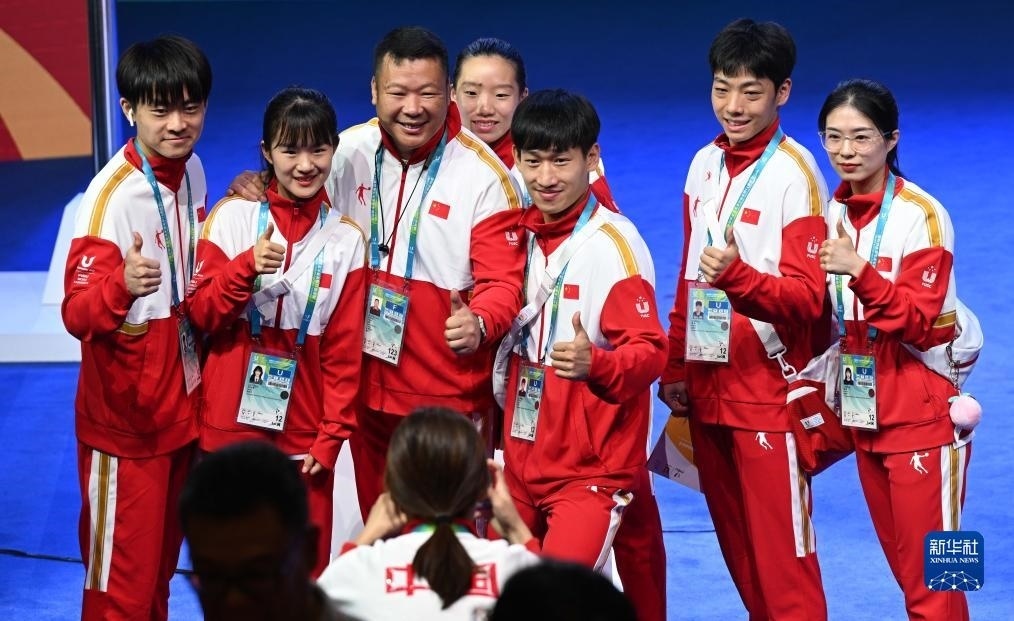 7月22日，中國代表團部分成員在歡迎儀式后合影。新華社記者 王曦 攝