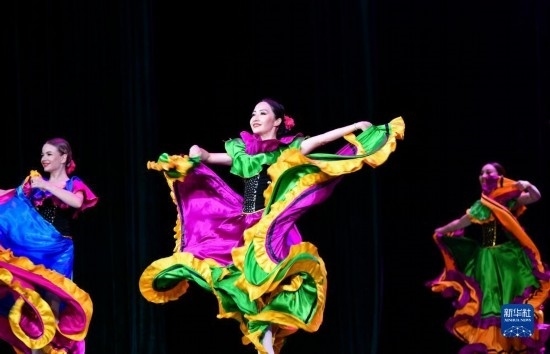 7月21日，哈薩克斯坦薩爾塔納國家舞蹈團(tuán)的演員在演出。