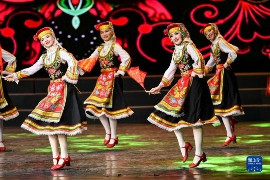 7月21日，哈薩克斯坦薩爾塔納國家舞蹈團(tuán)的演員在演出。