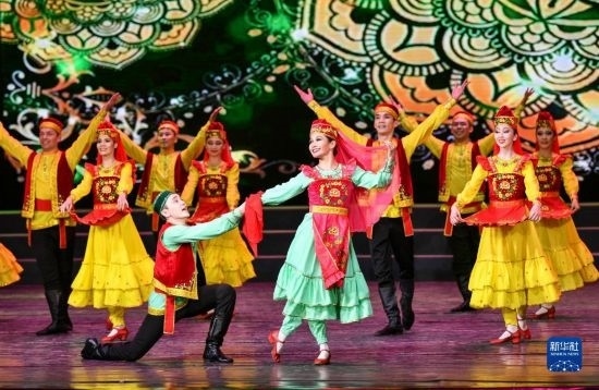 7月21日，哈薩克斯坦薩爾塔納國家舞蹈團(tuán)的演員在演出。