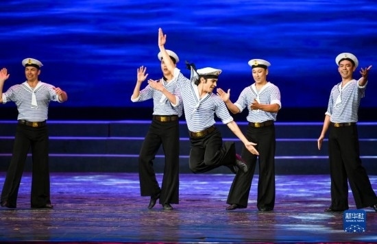 7月21日，哈薩克斯坦薩爾塔納國家舞蹈團(tuán)的演員在演出。