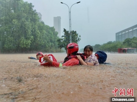 湖北咸寧暴雨引發(fā)內(nèi)澇， 消防營救民眾 朱燕林 攝