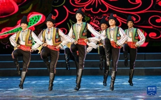 7月21日，哈薩克斯坦薩爾塔納國家舞蹈團(tuán)的演員在演出。