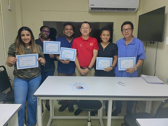 醫(yī)療隊(duì)成員與部分學(xué)員合影。第18期援圭亞那醫(yī)療隊(duì)供圖