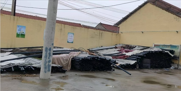 至今仍堆放在村委會院里的自來水管道。 人民網(wǎng)記者 金慧慧攝