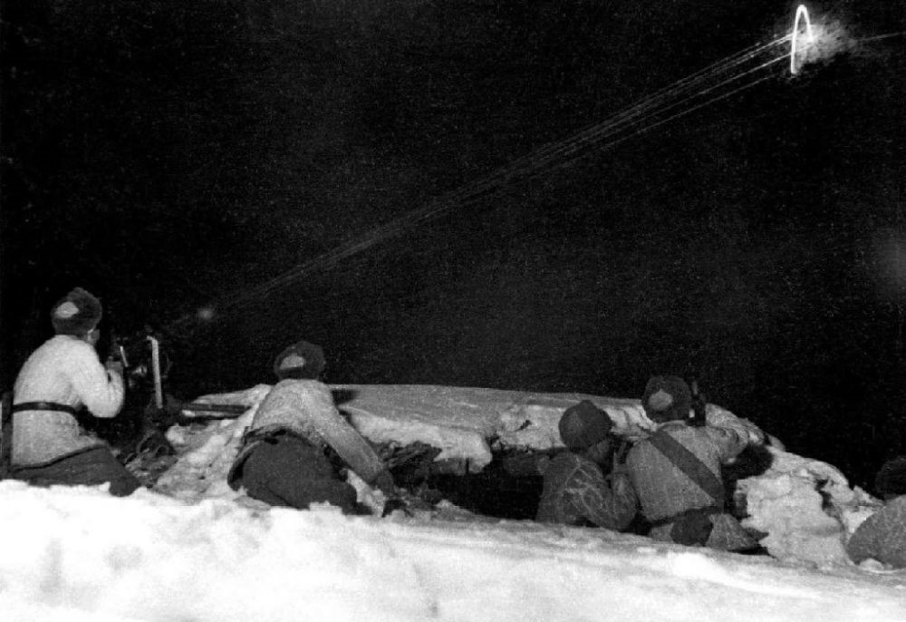  ↑1950年12月，在朝鮮長(zhǎng)津湖，中國(guó)人民志愿軍第27軍連隊(duì)機(jī)槍手向美軍陣地射擊。新華社發(fā)（張崇岫 攝）